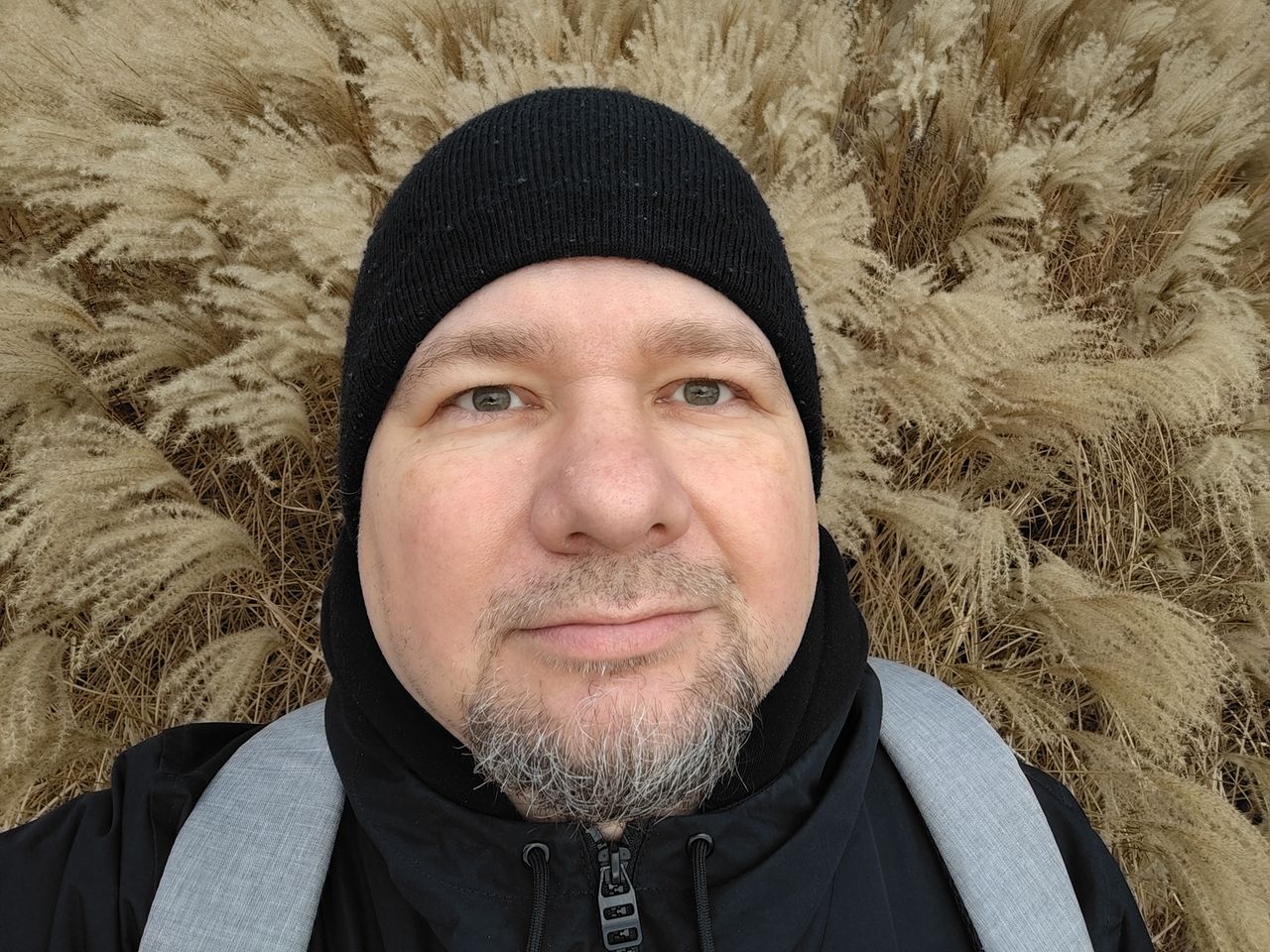 Zdjęcia z przedniego aparatu bez i z rozmytym tłem.