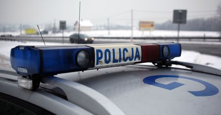 Pisz: 85-latkę ogrzewał jedynie pies. Policjantów zaalarmował telefon