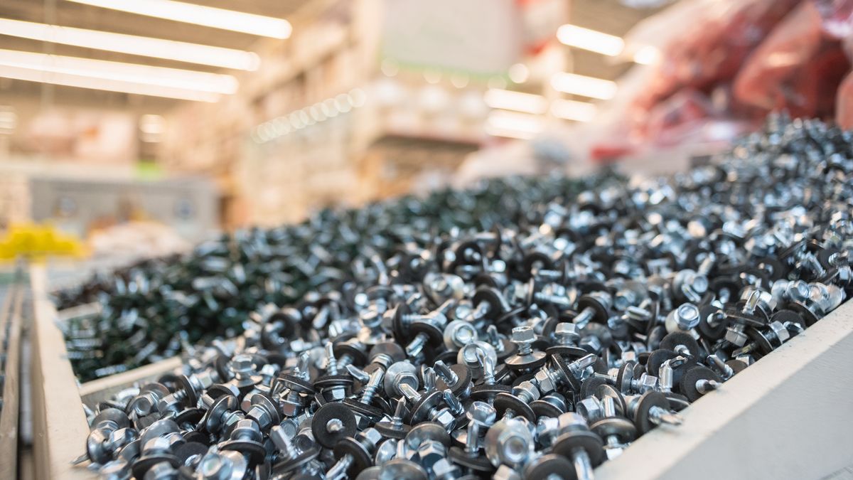 Komendant został przyłapany na kradzieży w markecie. 