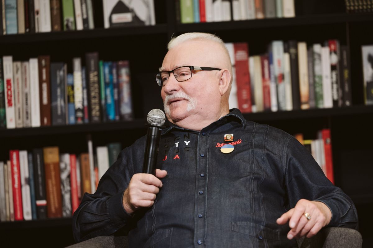 Lech Wałęsa krytykuje TVP. Udostępnił wiersz o ''szambie z Woronicza''