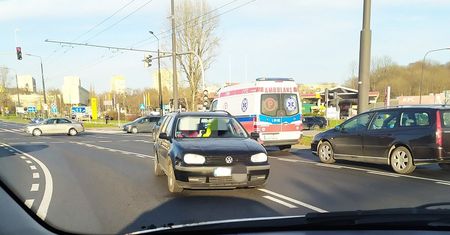 Kierowca volkswagena pojechał pod prąd na rondzie w centrum Lublina