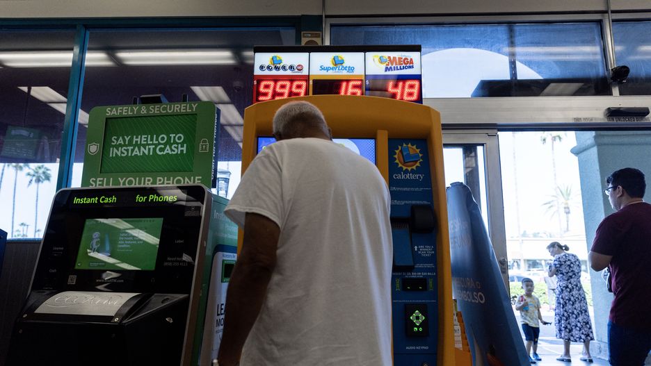 A man buys Powerball tickets in a supermarket in Los Angeles, California, USA, 11 October 2023. With an estimated 1.73 billion dollars jackpot, this is the second largest prize in the Powerball game's history. EPA/ETIENNE LAURENT Dostawca: PAP/EPA.
