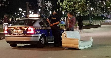 Chodzili ze znalezioną kanapą po Placu Litewskim. Zostali ukarani mandatem
