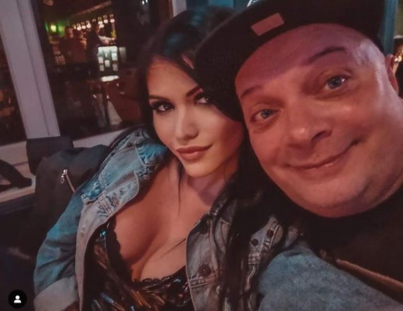 Krzysztof Skiba bawi się na wakacjach z tajemniczą brunetką