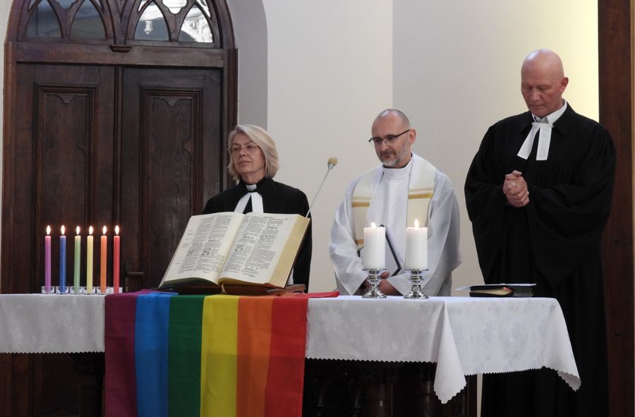 Polscy duchowni pobłogosławili pary jednopłciowe