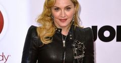Madonna w czarnych obcisłych skórach