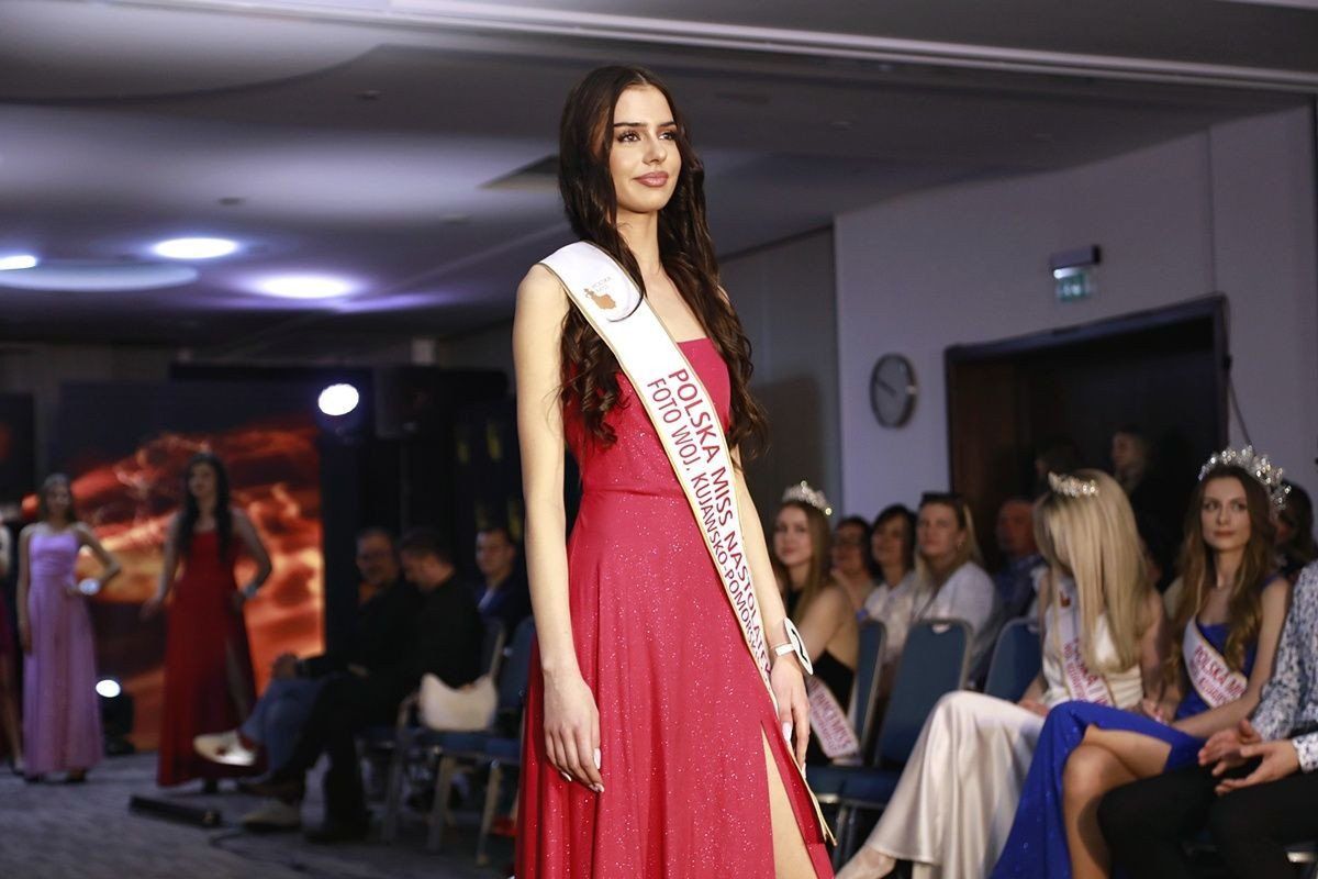 Nadia Głąb (nr 2) z Lipna podczas finałowej gali konkursu Miss Nastolatek Województwa Kujawsko-Pomorskiego 2025