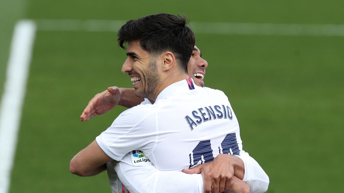 piłkarze Realu Madryt cieszą się z bramki Marco Asensio