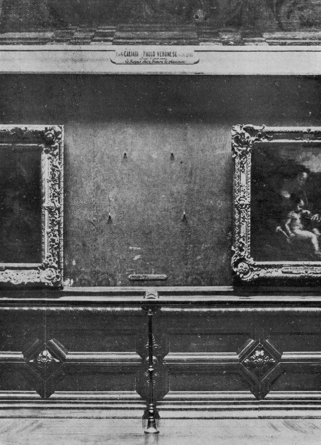 Puste miejsce na ścianie Luwru po Mona Lisie. Zdjęcie z sierpnia 1911 roku