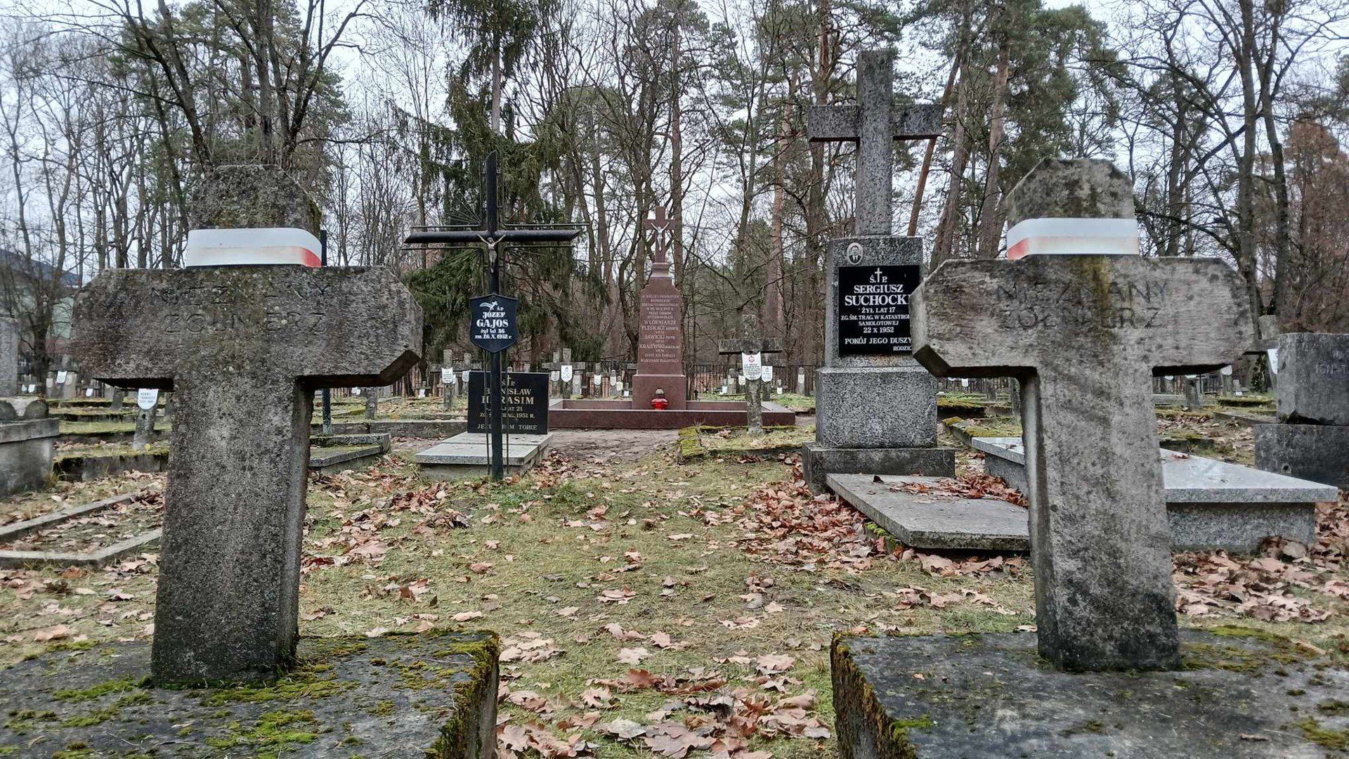 Odnowiony nagrobek włókniarzy na cmentarzu w Zwierzyńcu