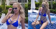 Odziana w niebieskie bikini Aneta Glam wygrzewa się nad basenem