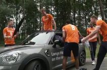 Mistrzostwa Europy siatkarzy. Nietypowy konkurs w Holandii. 11 zawodników zmieściło się w samochodzie marki mini