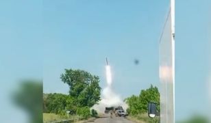 Wstrzymali ruch na drodze. Chwilę później rozpoczęli ostrzał rakietowy
