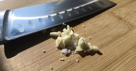 Koniecznie posól czosnek przed siekaniem. Za ten patent Gordon Ramsey powinien dostać złoty medal