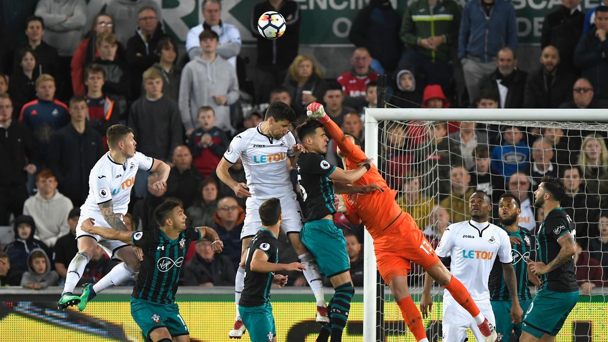 Zdjęcie okładkowe artykułu: Getty Images / Stu Forster / Jan Bednarek (Southampton) w walce o górną piłkę podczas meczu ze Swansea City