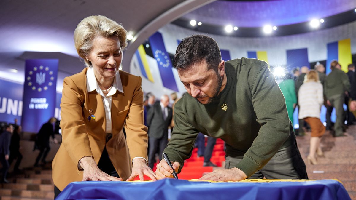 KYIV, UKRAINE - FEBRUARY 02: (----EDITORIAL USE ONLY â MANDATORY CREDIT - "UKRANIAN PRESIDENCY / HANDOUT" - NO MARKETING NO ADVERTISING CAMPAIGNS - DISTRIBUTED AS A SERVICE TO CLIENTS----) Ukrainian President Volodymyr Zelenskyy (R) and European Commission President Ursula von der Leyen (L) sign a Ukrainian flag after their meeting in Kyiv, Ukraine on February 02, 2023. (Photo by Ukrainian Presidency / Handout/Anadolu Agency via Getty Images)