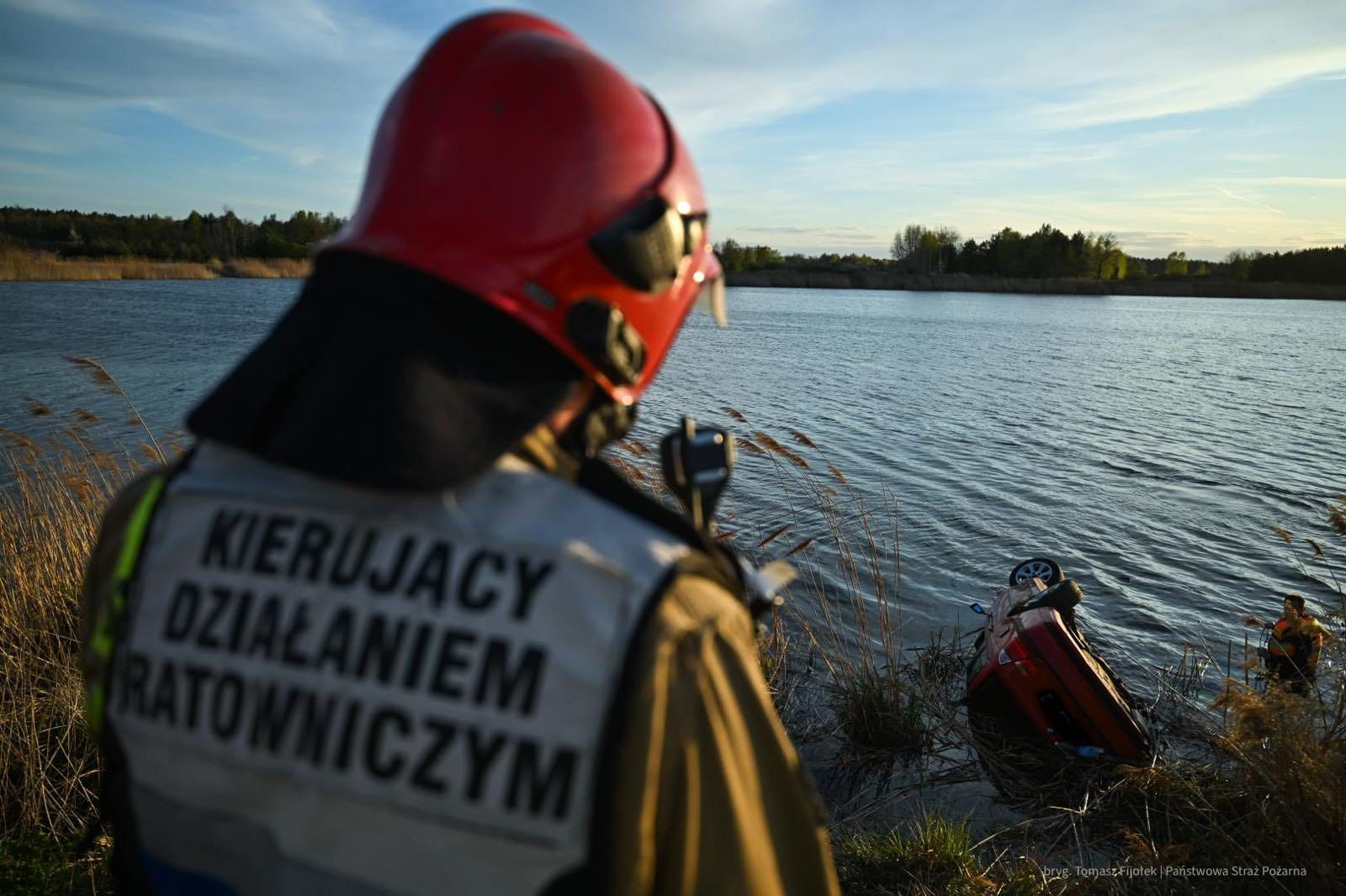 Tragedia w Bolimowie: auto wpadło do zbiornika podczas pokazu