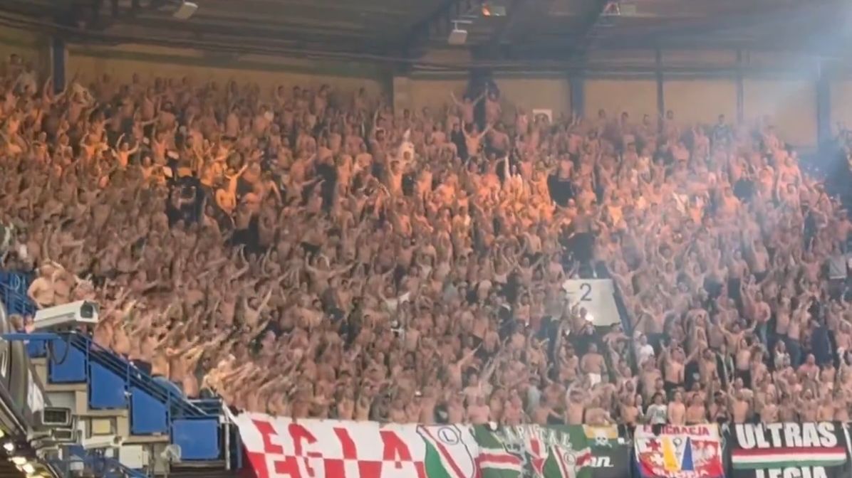 Twitter / Ben Jacobs / Na zdjęciu: kibice Legii Warszawa celebrujący gola na Stamford Bridge