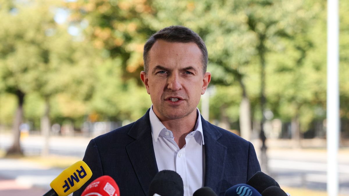 Warszawa, 21.08.2025. Rzecznik rządu Adam Szłapka podczas briefingu prasowego przed siedzibą KRPM w Warszawie, 21 bm. (jm) PAP/Paweł Supernak