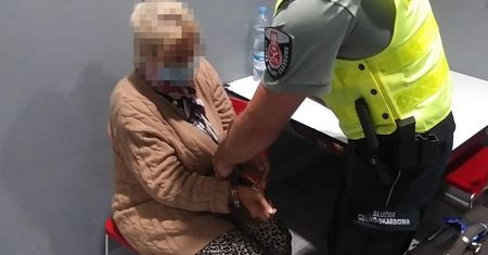 81-latka przemycała  5 kg heroiny.