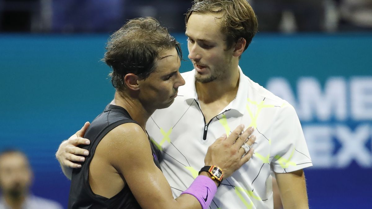 PAP/EPA / JASON SZENES / Na zdjęciu: Rafael Nadal i Danił Miedwiediew