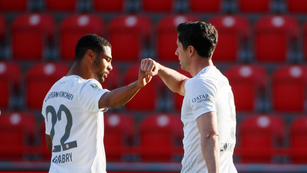 piłkarze Bayernu Monachium - Serge Gnabry (z lewej) i Robert Lewandowski (z prawej)