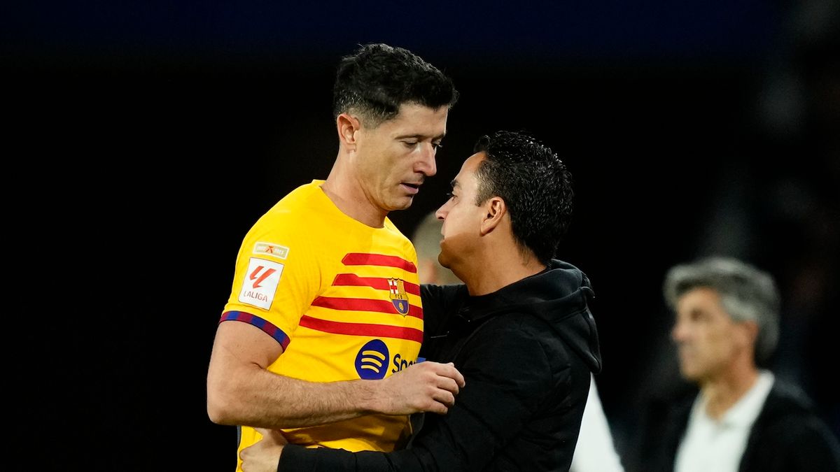 Robert Lewandowski (po lewej) i Xavi Hernandez