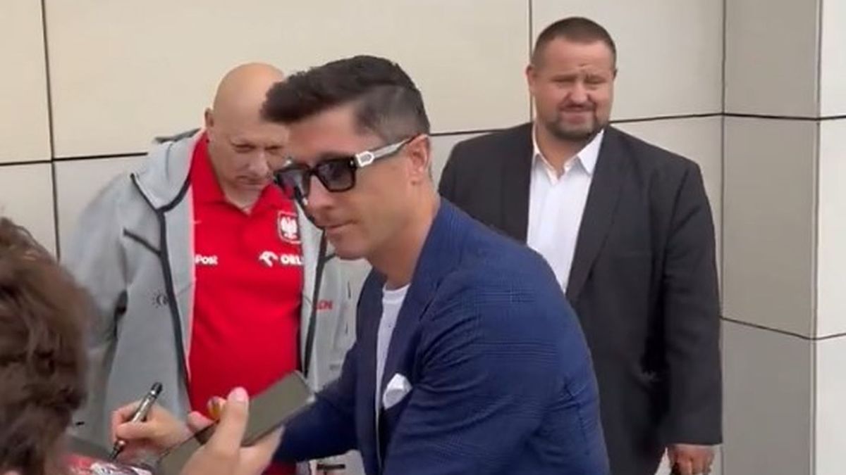 Twitter / Dominik Wardzichowski / Robert Lewandowski rozdający autografy fanom