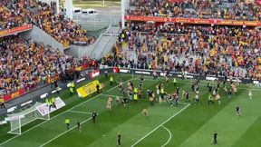 Ogromna zadyma we Francji. Kibice wbiegli na murawę (WIDEO)