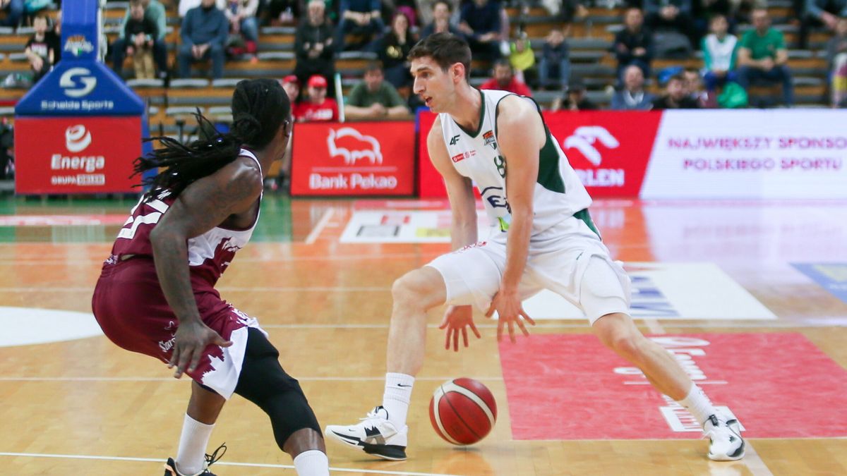PAP / Lech Muszyński / Na zdjęciu: Dusan Kutlesić (przy piłce) podczas meczu Enea Zastal BC Zielona Góra - PGE Spójnia Stargard