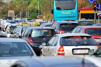 Warszawa: Ogromny korek na Moście Siekierkowskim. To akcja trzeźwy poranek. Policjanci kontrolują kierowców