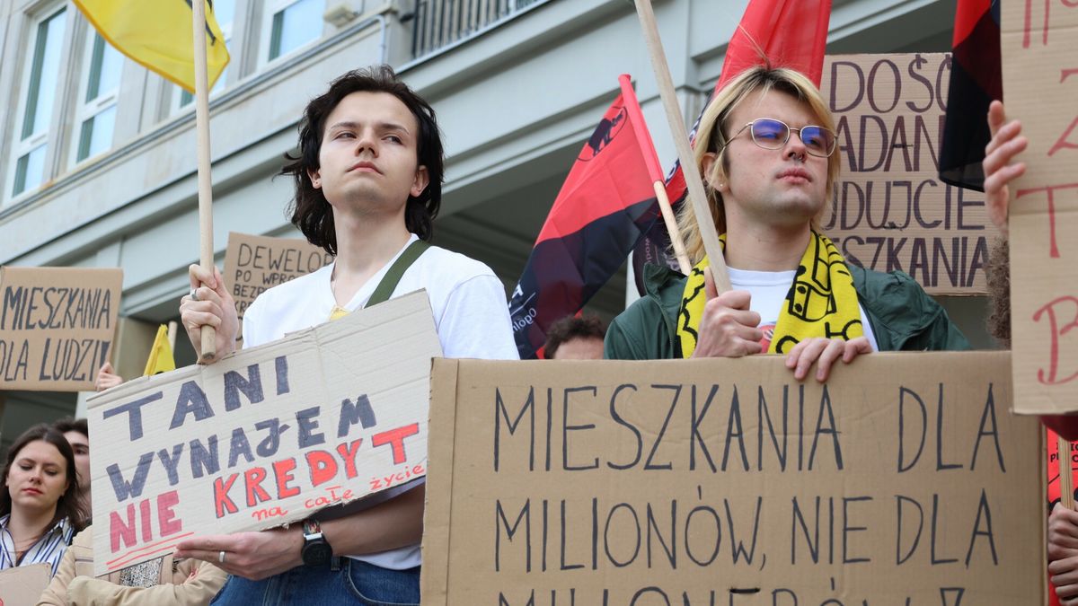 Protest ph. 0% szans na mieszkanie
Fot. Michal Zebrowski/East News, Warszawa, 06.05.2024. Protest ph. "0% szans na mieszkanie" koalicji oddolnych organizacji przed Ministerstwem Rzwoju i Technologii.
Michal Zebrowski