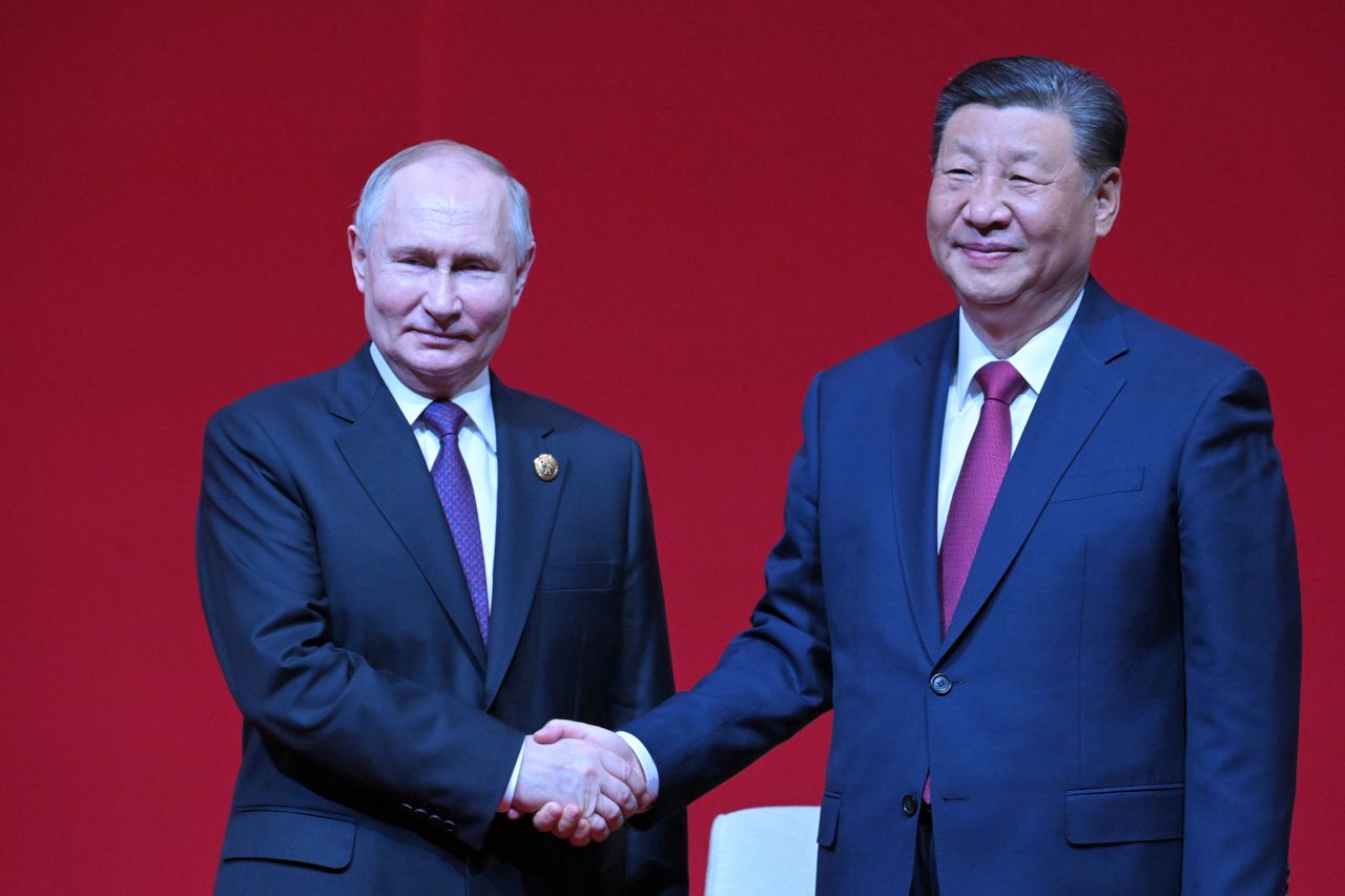 Russian President Vladimir Putin (L) and Chinese President Xi Jinping shake hands during a concert marking the 75th anniversary of the establishment of diplomatic relations between Russia and China and the opening of the China-Russia Years of Culture at the National Centre for the Performing Arts in Beijing, China, 16 May 2024. The Russian president is on an official visit to China on 16 and 17 May. EPA/SERGEY GUNEEV / SPUTNIK / KREMLIN POOL MANDATORY CREDIT Dostawca: PAP/EPA.