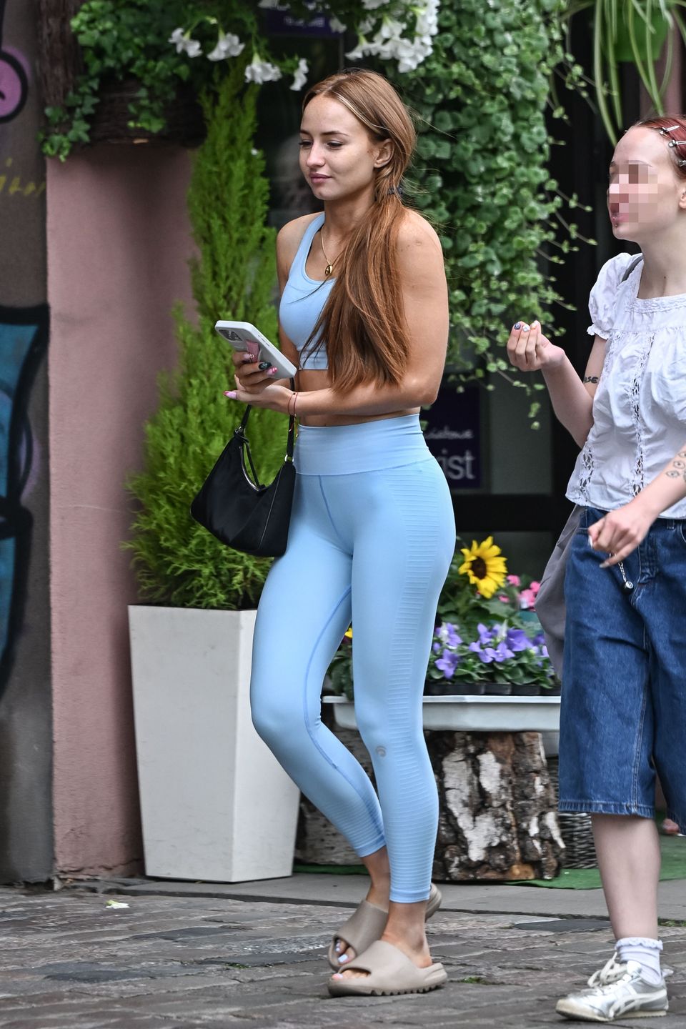 Angelika Mucha raczy się deserem na mieście