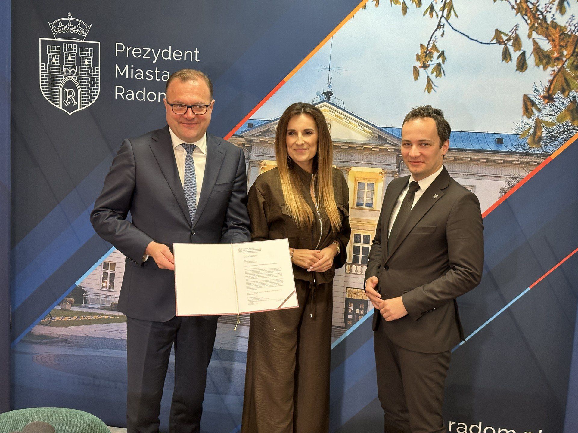 Prezydent Radomia Radosław Witkowski prezentuje zgodę ministerialną na utworzenie Miejskiego Urzędu Pracy. Obok Marta Michalska - Wilk, wiceprezydent Radomia i wicewojewoda mazowiecki Patryk Fajdek.
