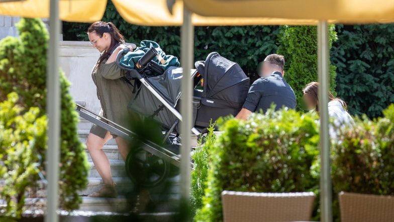 Ewa Farna spaceruje z dzieckiem po Warszawie
