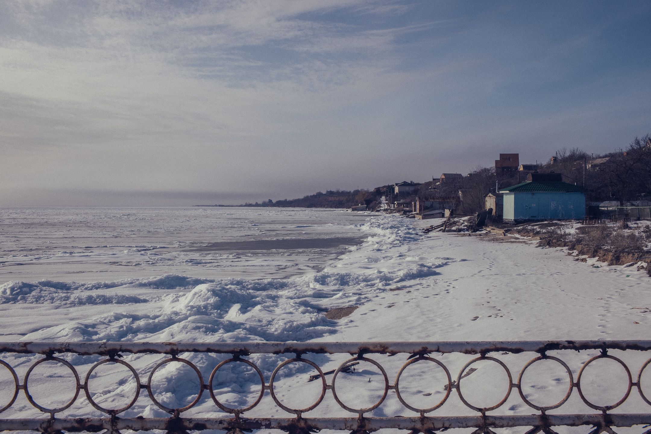 Molo na zamarzniętym Morzu Azowskim. Mieszkańcy wspominają czasy przed wojną, przed 2014 rokiem, kiedy wybrzeże w lecie tętniło życiem