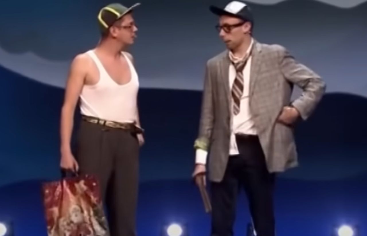 Kabaret Neo-Nówka w skeczu "Filmowcy z Mumbaju"