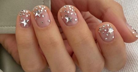 Najmodniejszy manicure na karnawał. Zaszalej z błyskiem. 10 pomysłów na paznokcie