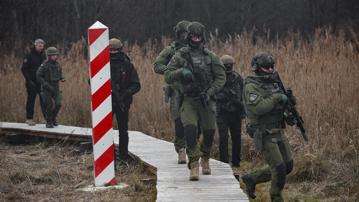 wizyta prezydenta Karola Nawrockiego
Artur Reszko
bro� d�uga, granica, pas graniczny, patrol, polsko-bia�oruska, SG, s�up graniczny, spotkanie, stra� graniczna, wizyta, wschodnia, �o�nierze