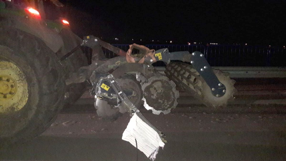 Fiat zniszczony przez ciągnik.