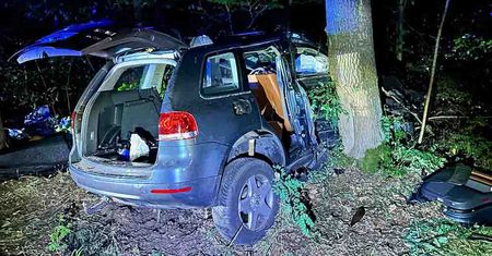 Zielona Góra: Volkswagen uderzył w drzewa. Kierująca i pasażer pijani