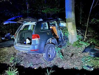 Zielona Góra: Volkswagen uderzył w drzewa. Kierująca i pasażer pijani