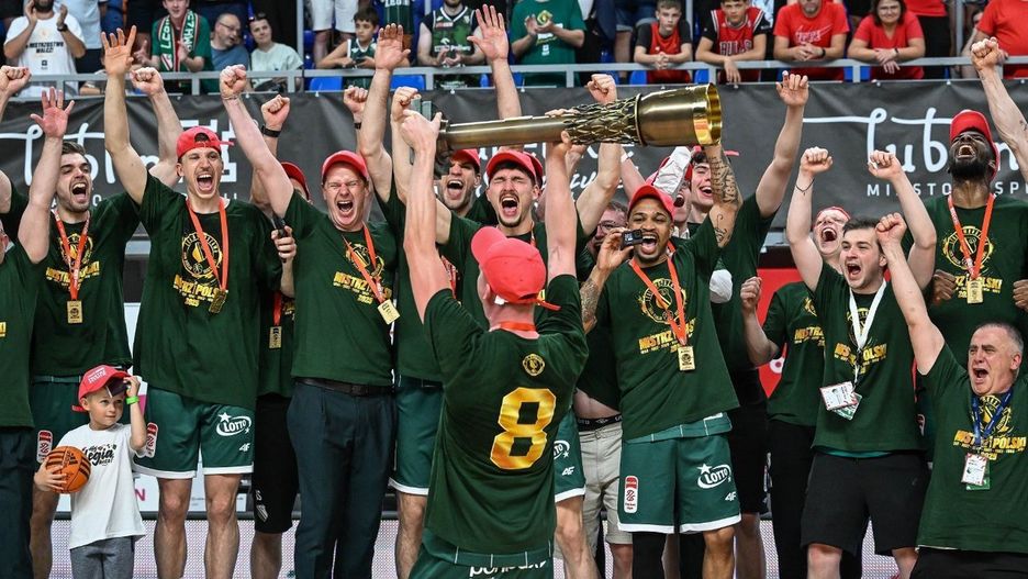 Lublin, 22.06.2025. Legia na podium. Koszykarze Legii Warszawa cieszą się ze zwycięstwa i mistrzostwa Polski po siódmym meczu finałowym Ekstraklasy z PGE Startem Lublin.