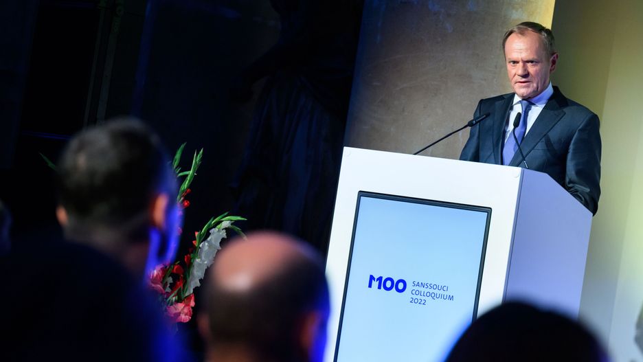 Polish Civic Platform (PO) leader Donald Tusk speaks at the award ceremony of the international media conference M100 Sanssouci Colloquium in Potsdam, Germany, 15 September 2022. Former Ukrainian boxer Wladimir Klitschko will accept the M100 Media Award to the People of Ukraine. The international forum brings together Europe's top editors, commentators and media owners (print, broadcasting and internet) alongside key public figures to assess the role and impact of the media in international affairs and to promote democracy and freedom of expression and speech. EPA/BERND VON JUTRCZENKA / POOL Dostawca: PAP/EPA.