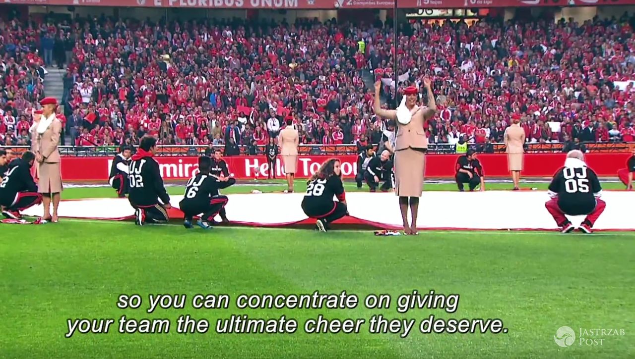 Stewardessy z Emirates pokazują jak zachować się podczas meczu