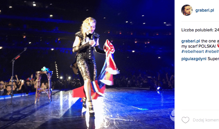 Madonna z polskim szalikiem na Rebel Heart Tour w Czechach (fot. grabari.pl)