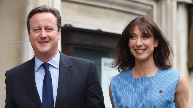 David Cameron z żoną Samantą idzie do punktu głosowania