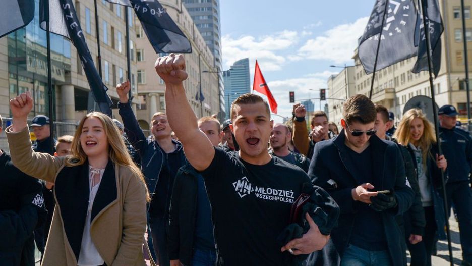 Narodowcy maszerują ulicami Warszawy.