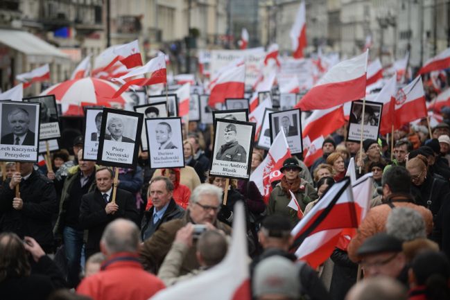 Przed Pałacem Prezydenckim trwają obchody rocznicy smoleńskiej